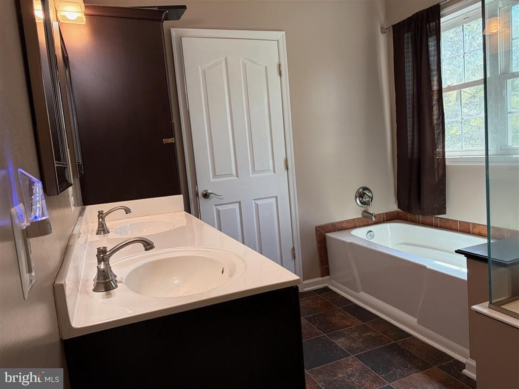 582 Richard Way photo 16