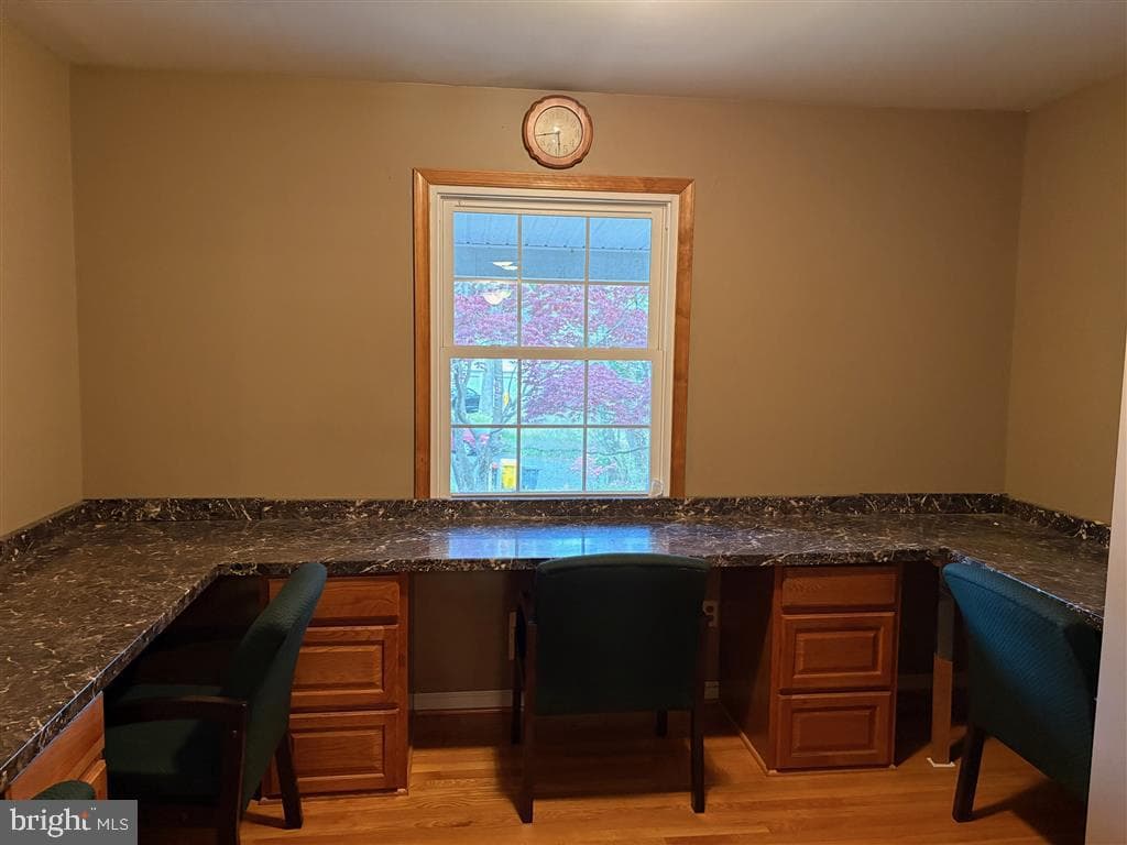 582 Richard Way photo 34
