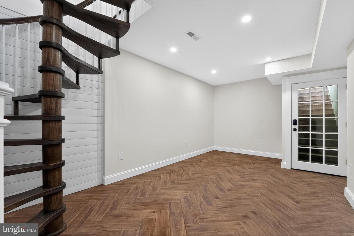 9 College Avenue photo 42