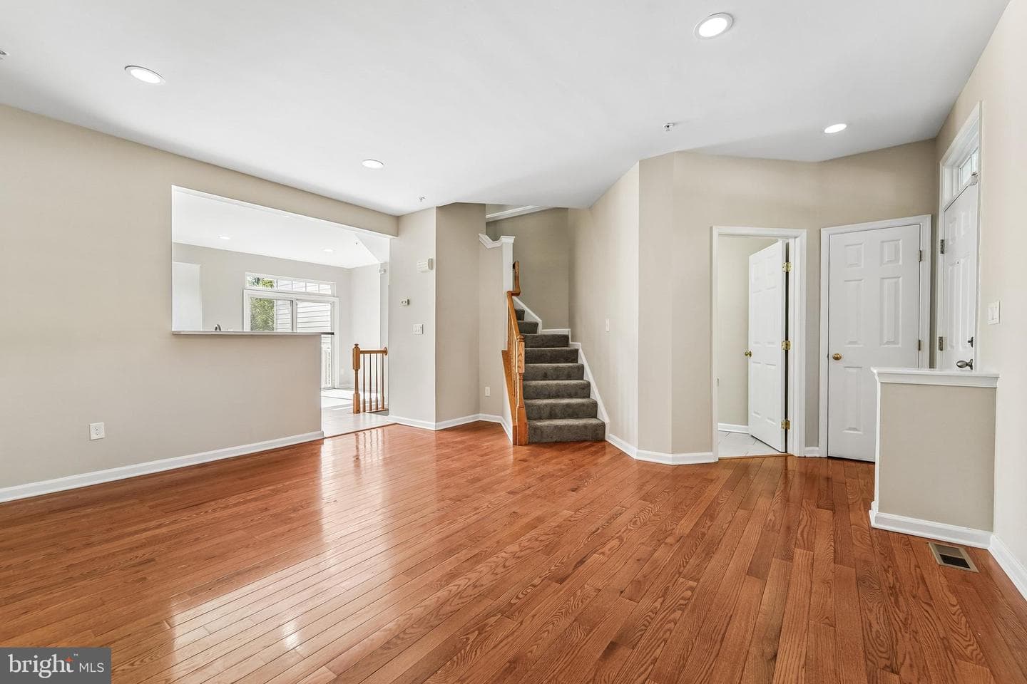 1461 Pangbourne Way photo 9