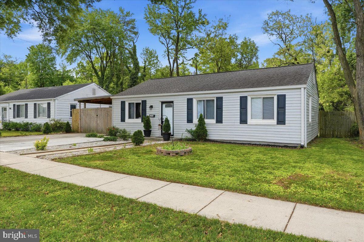 1715 Saunders Way photo 2