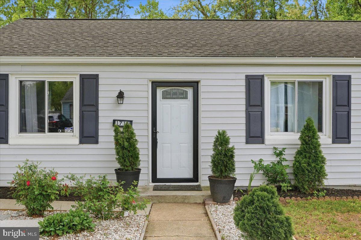 1715 Saunders Way photo 3