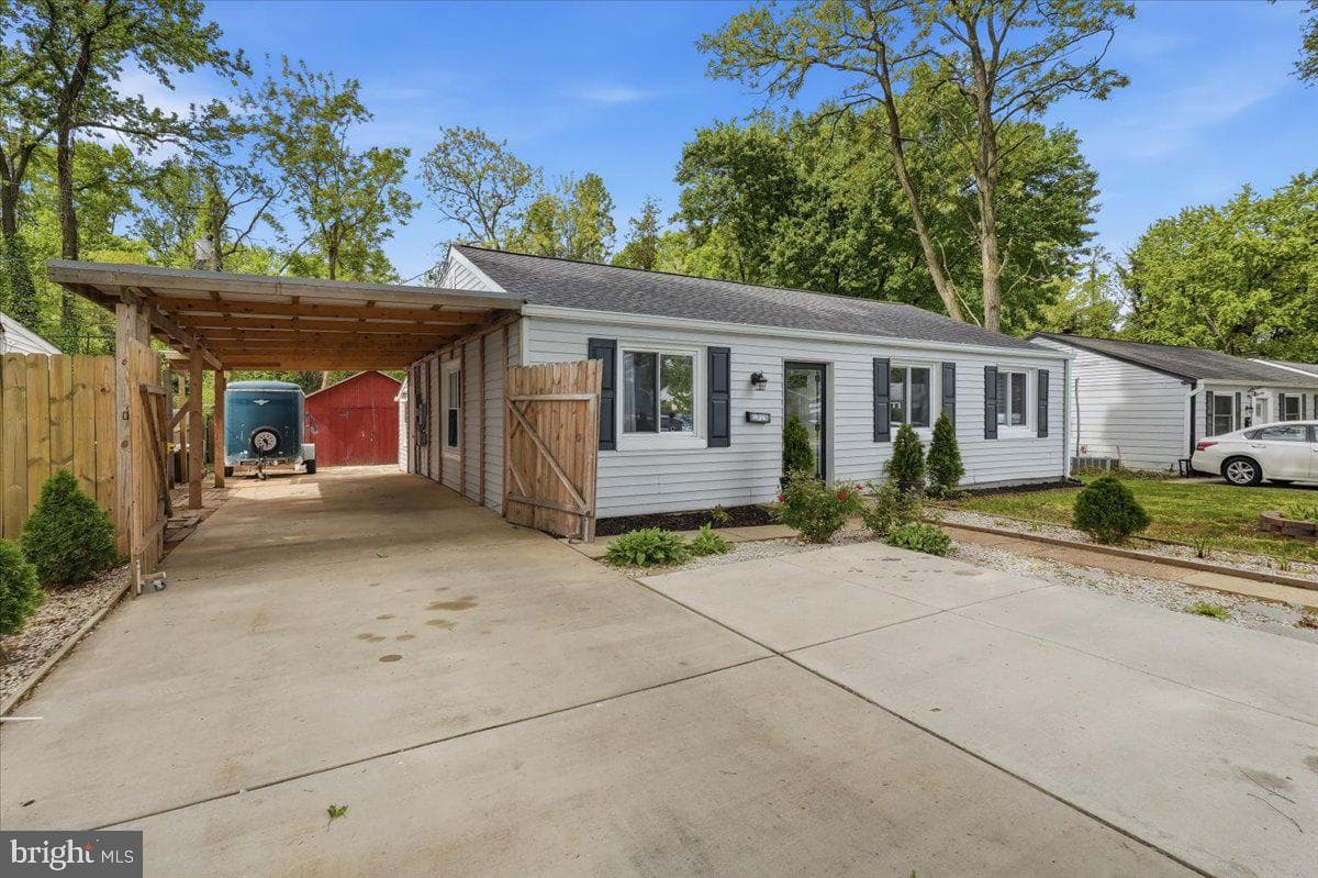 1715 Saunders Way photo 5