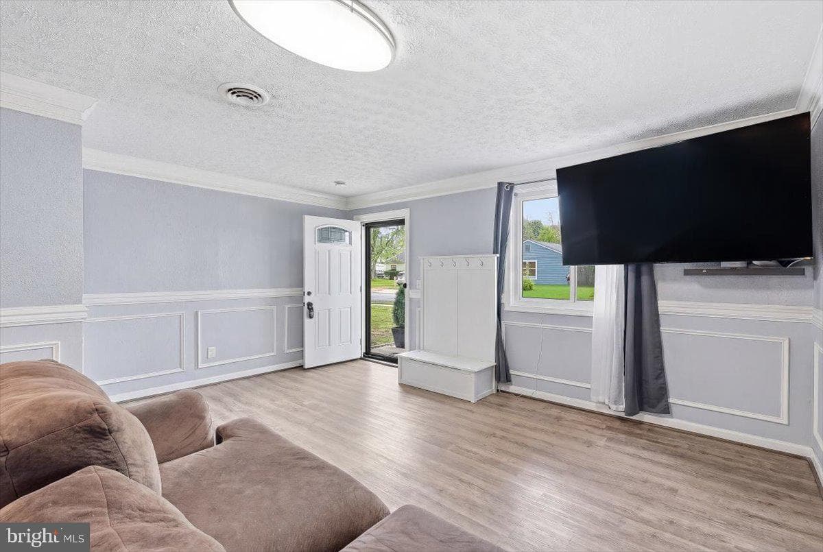 1715 Saunders Way photo 9
