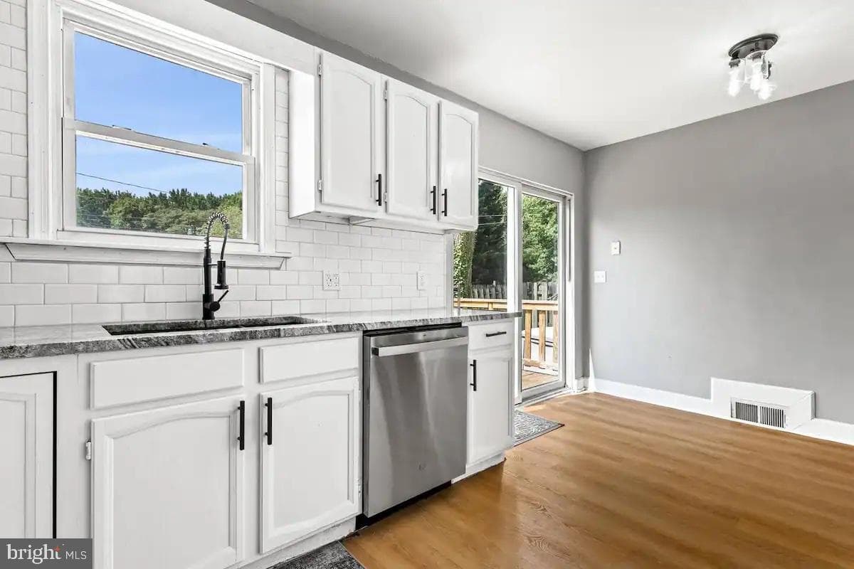 301 Beverley Place photo 35
