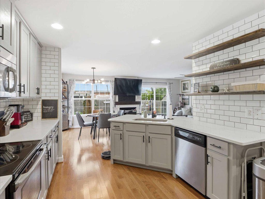 7742 Lawrence Avenue photo 4