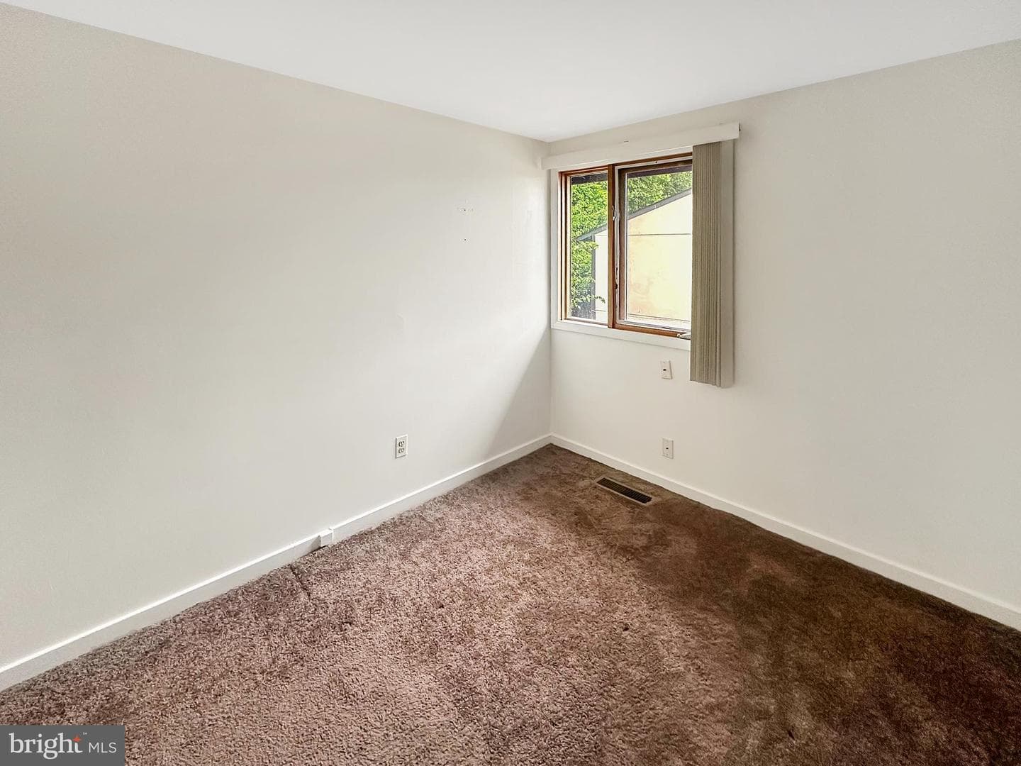 408 West Court photo 18