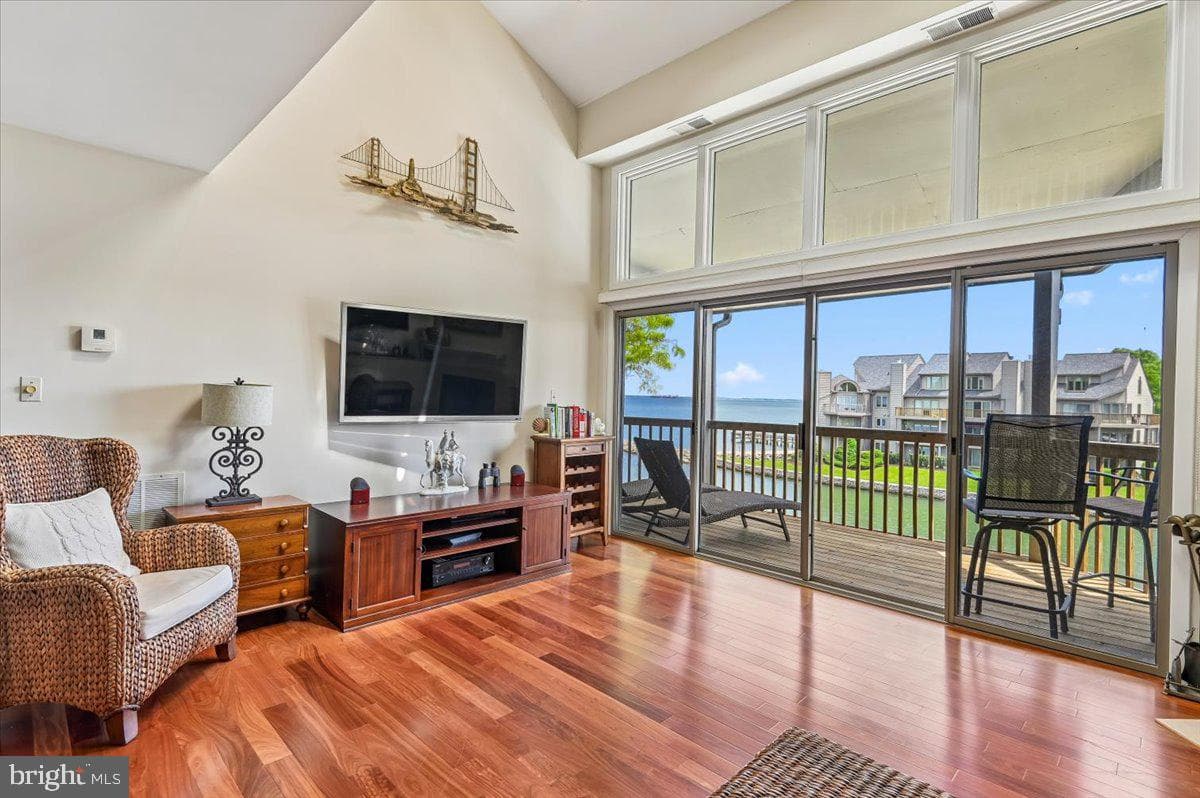 2121 Quay Village Court #202 photo 2