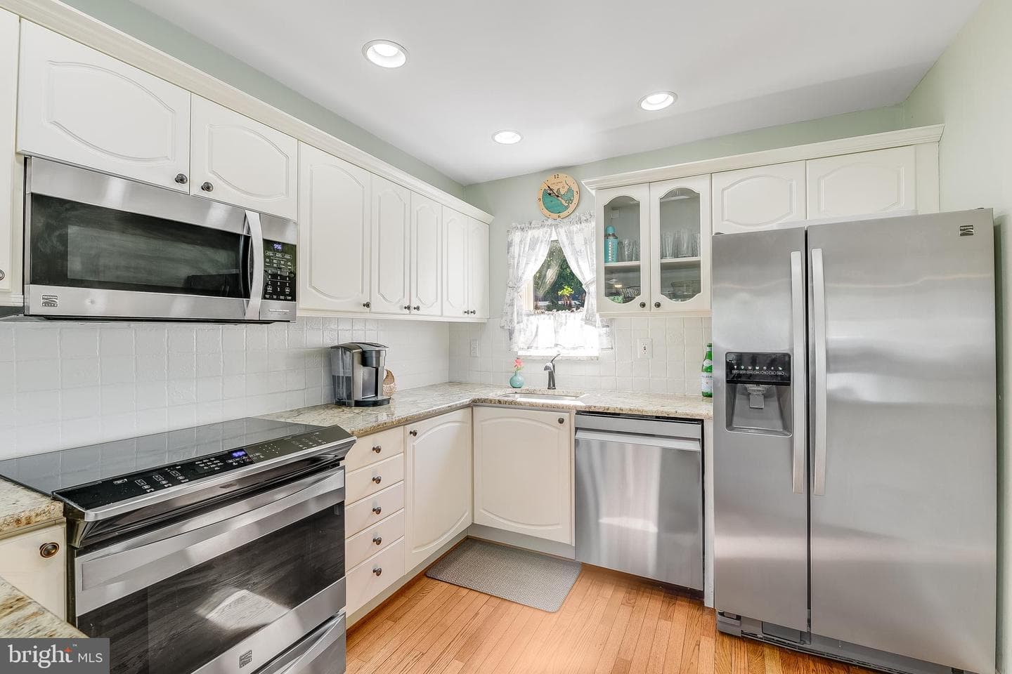684 N Riverside Drive photo 17