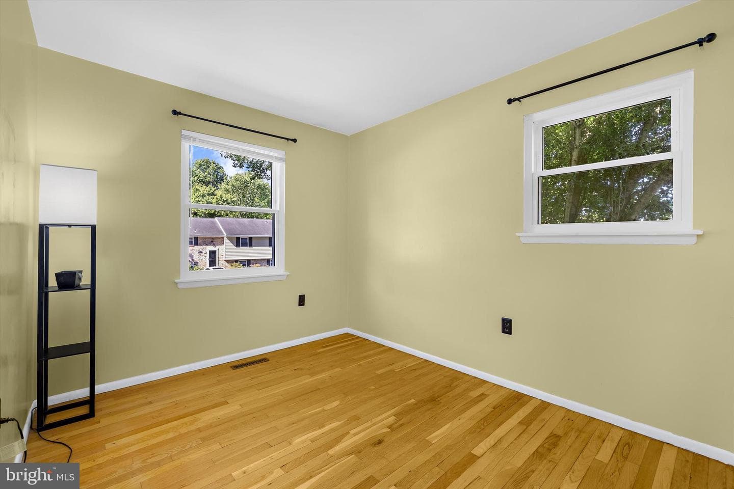 8249 Victoria Road photo 12