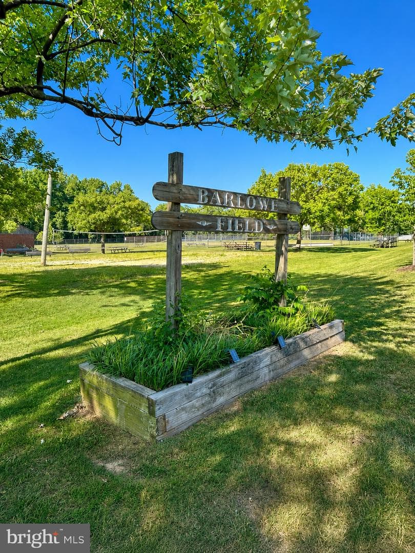 8249 Victoria Road photo 32