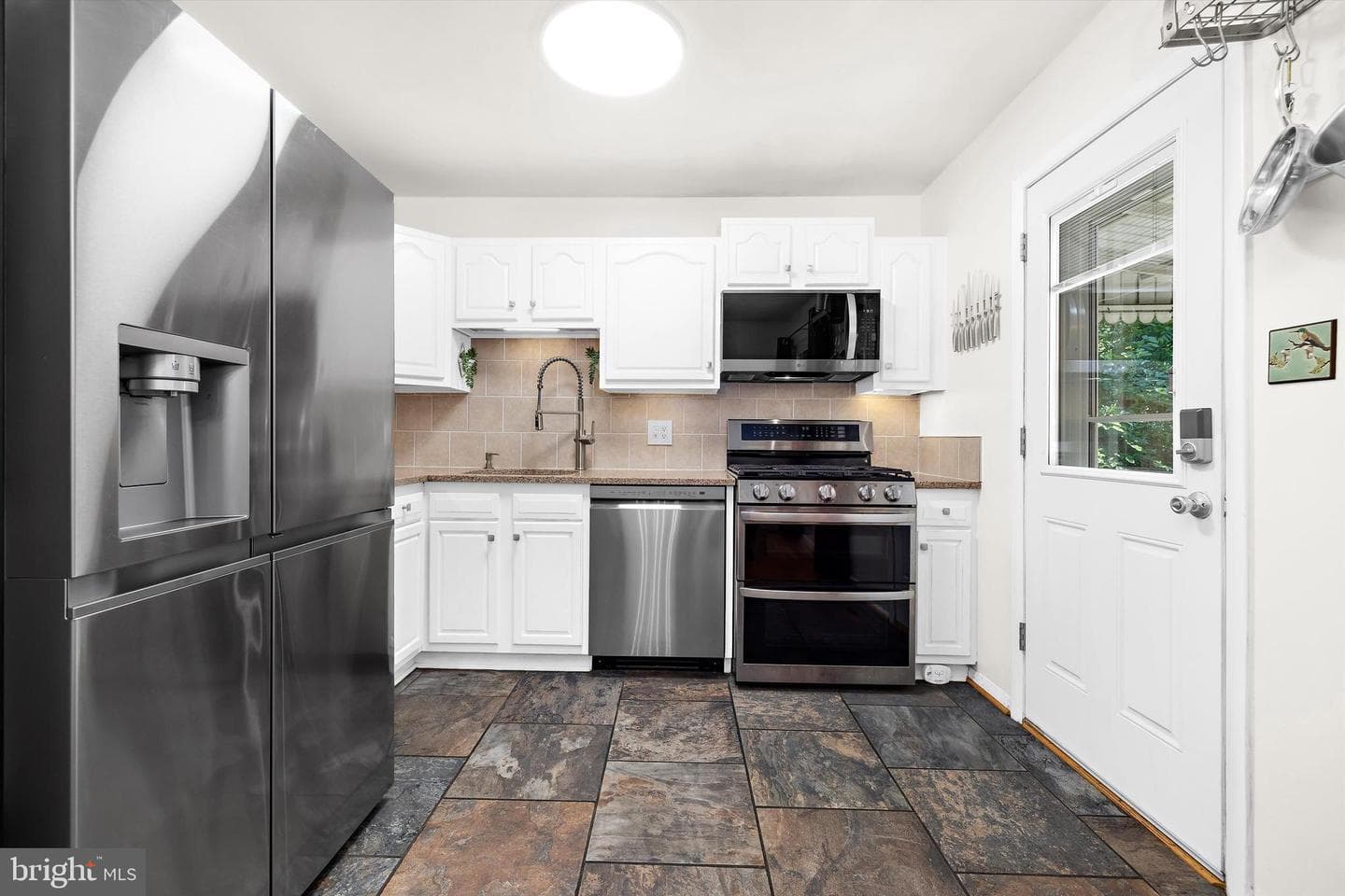 8249 Victoria Road photo 7