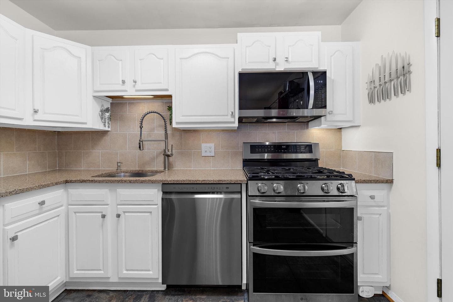 8249 Victoria Road photo 8