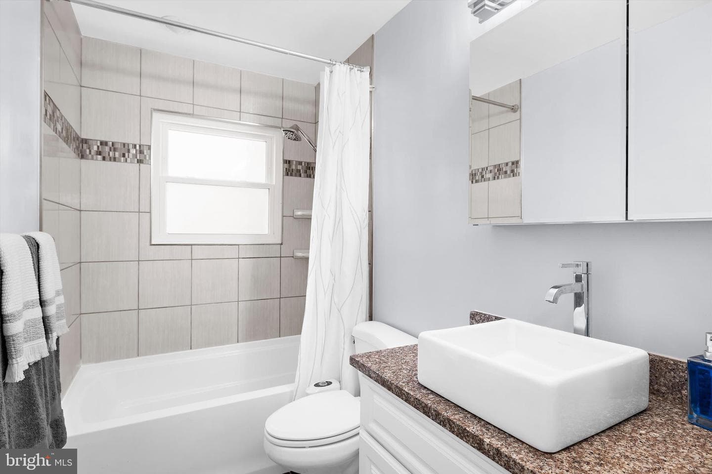 8249 Victoria Road photo 9