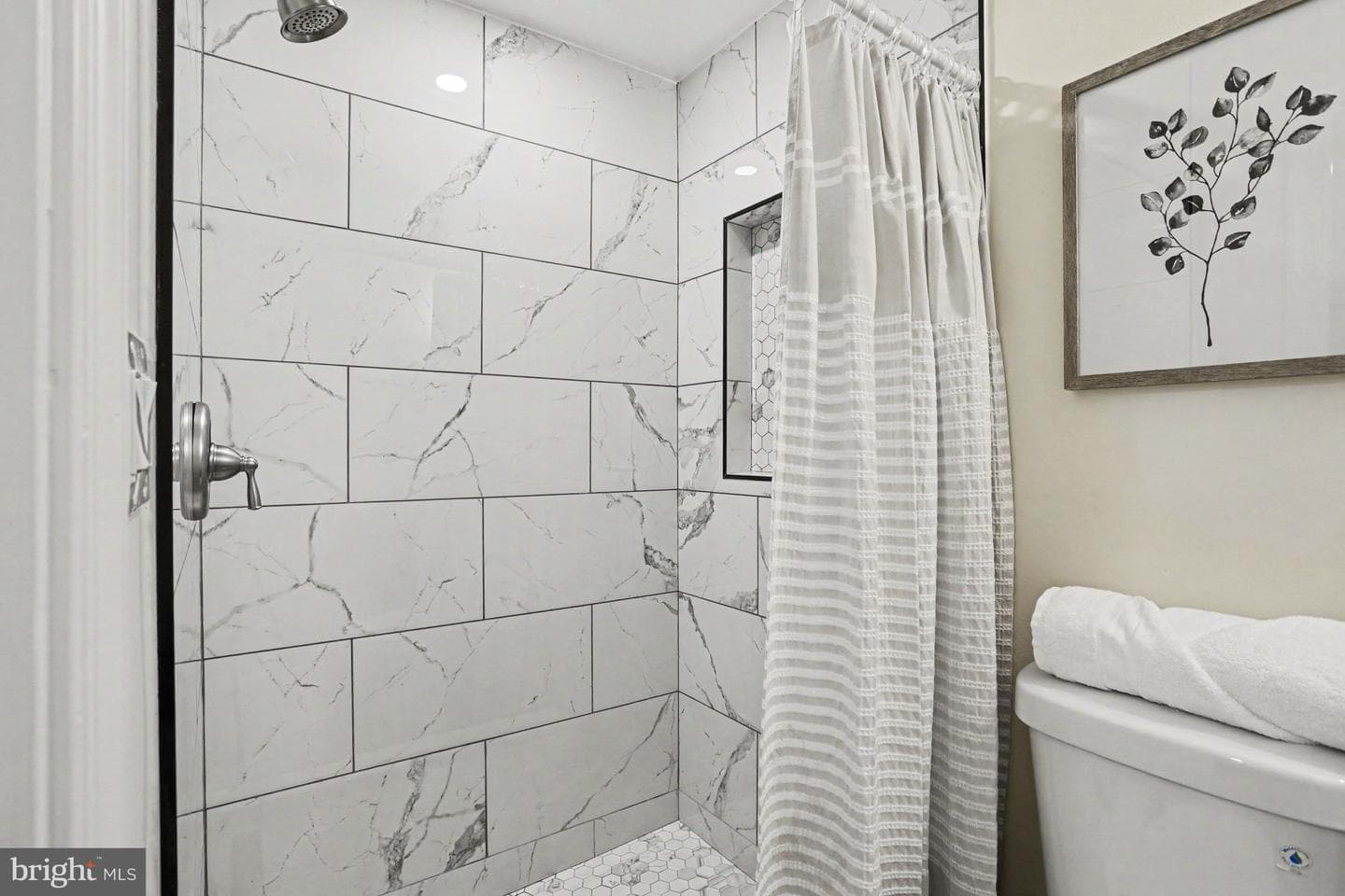 910 Pierpoint Drive photo 28