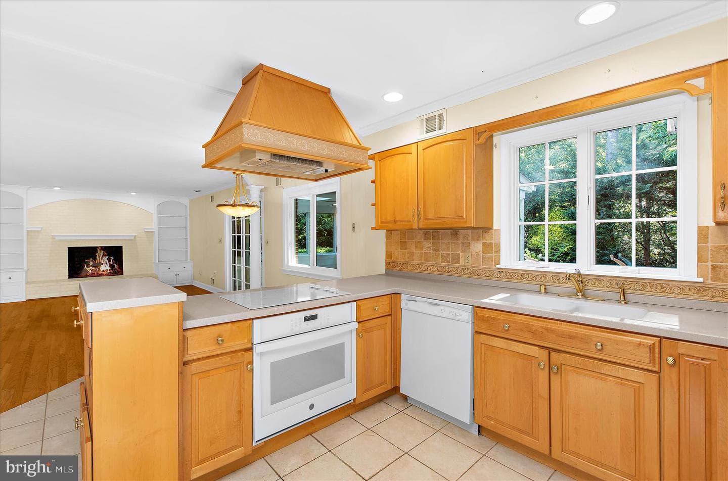 537 Devonshire Court photo 17