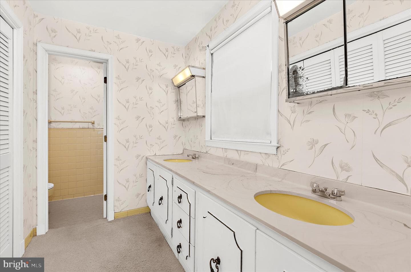 537 Devonshire Court photo 27
