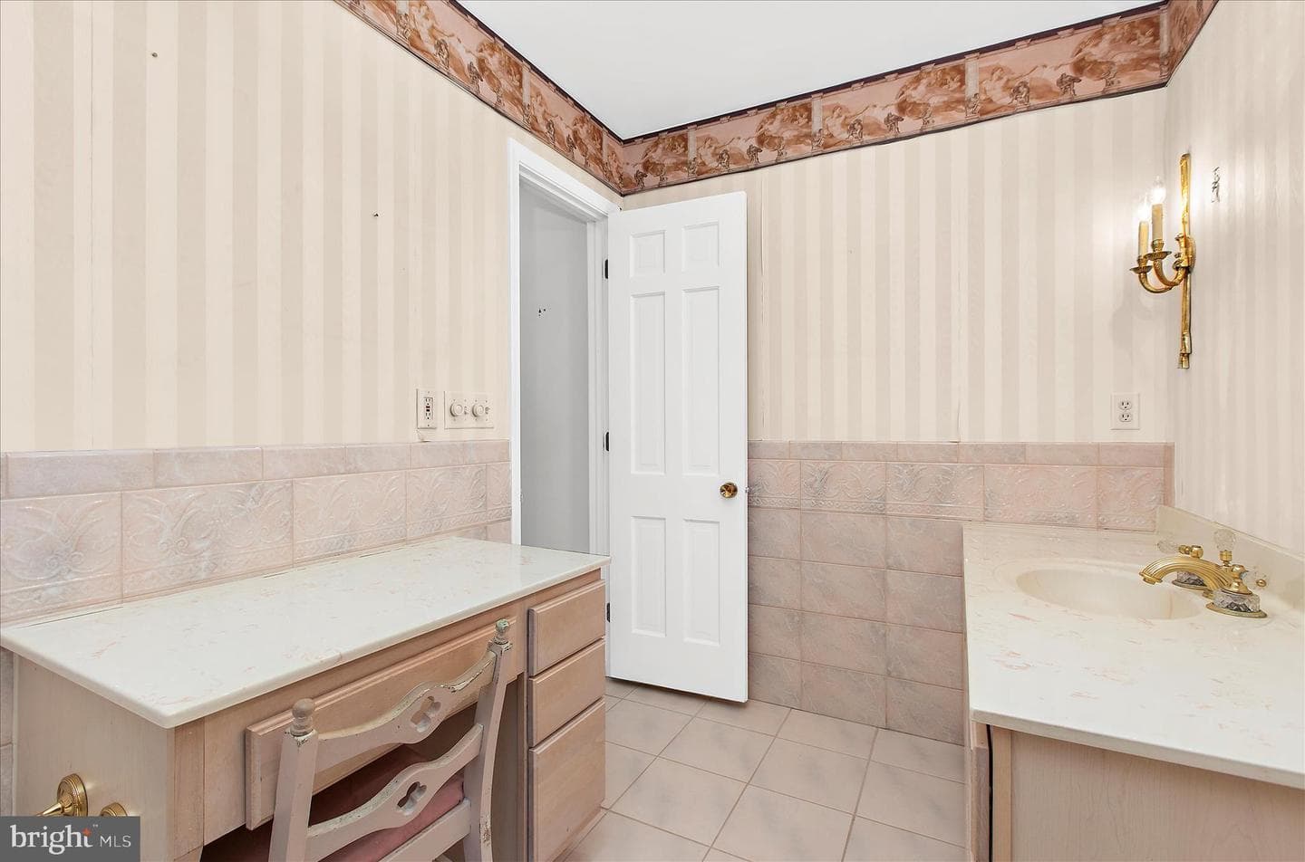 537 Devonshire Court photo 29