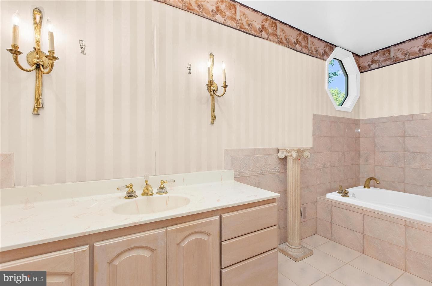 537 Devonshire Court photo 30
