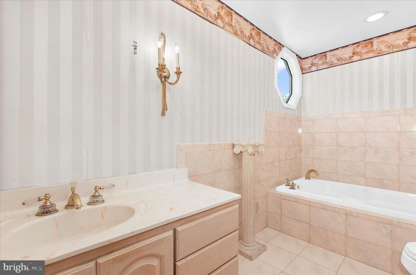 537 Devonshire Court photo 31