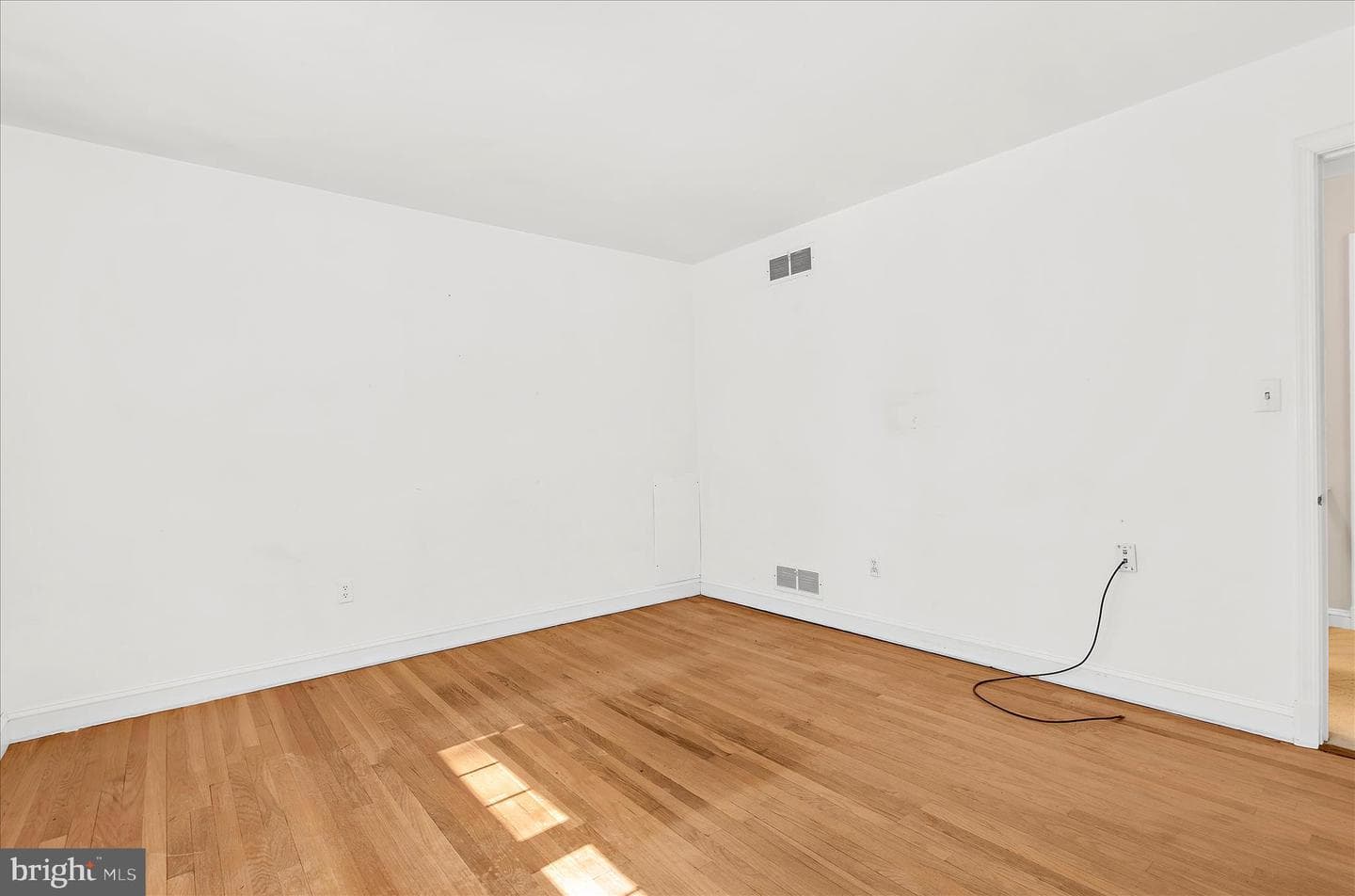 537 Devonshire Court photo 34