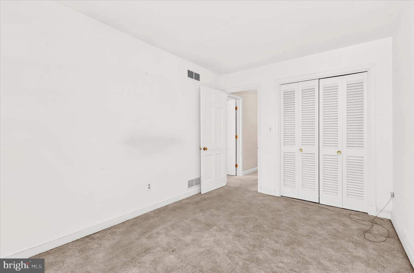 537 Devonshire Court photo 41