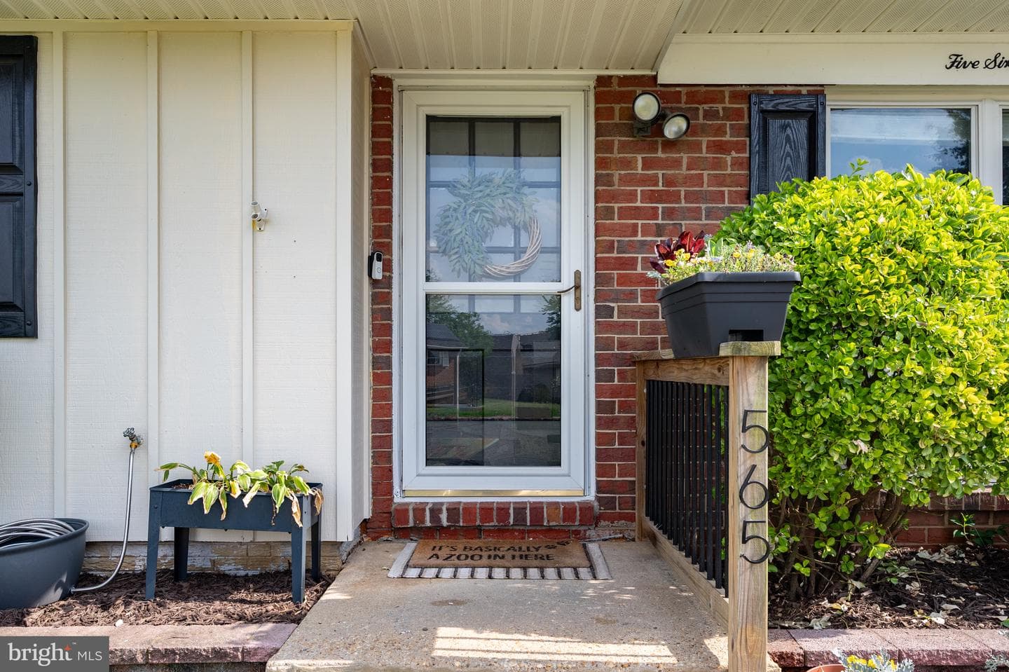 565 Lanny Court photo 3