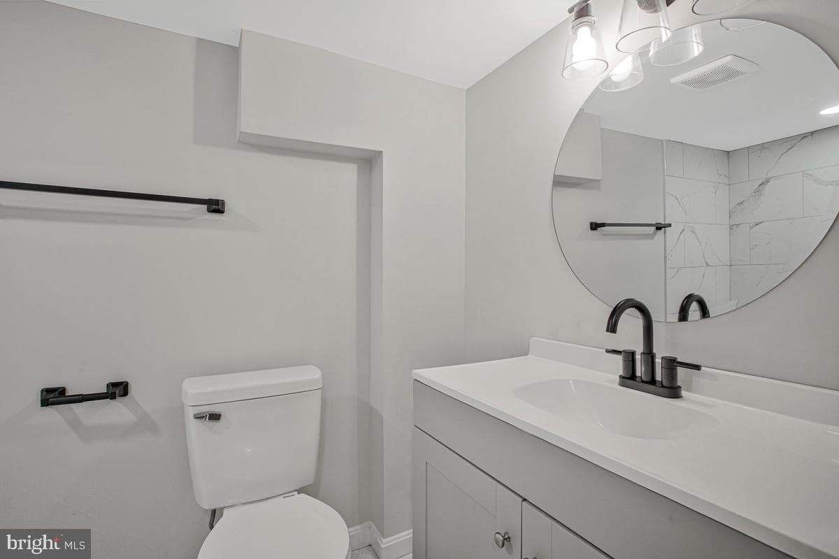 906 Hammonds Lane photo 31