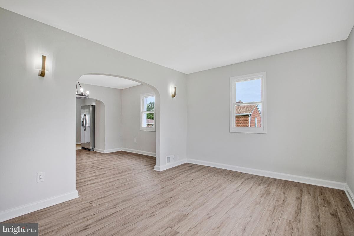 906 Hammonds Lane photo 9
