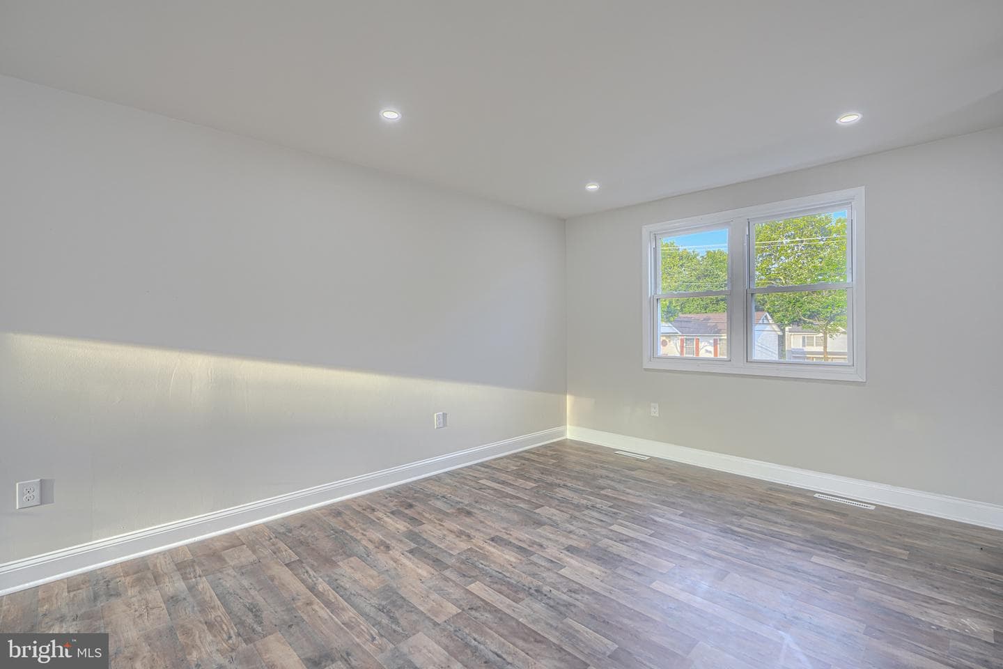 7518 Harmans Rd photo 3