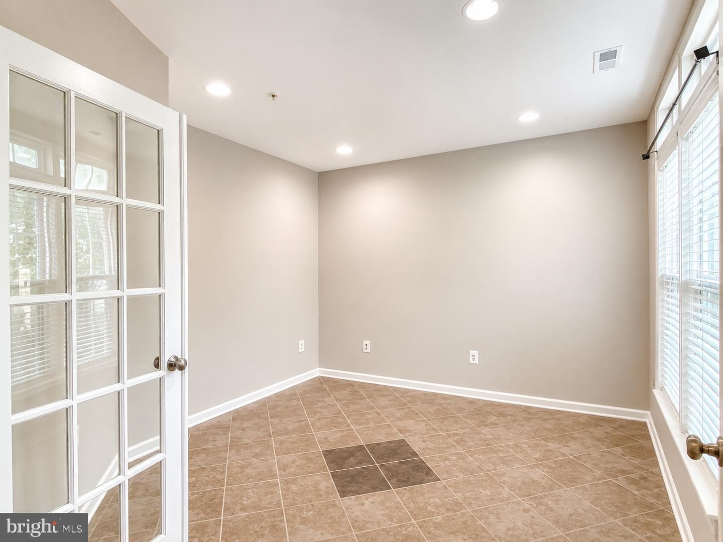 1743 Theale Way photo 3