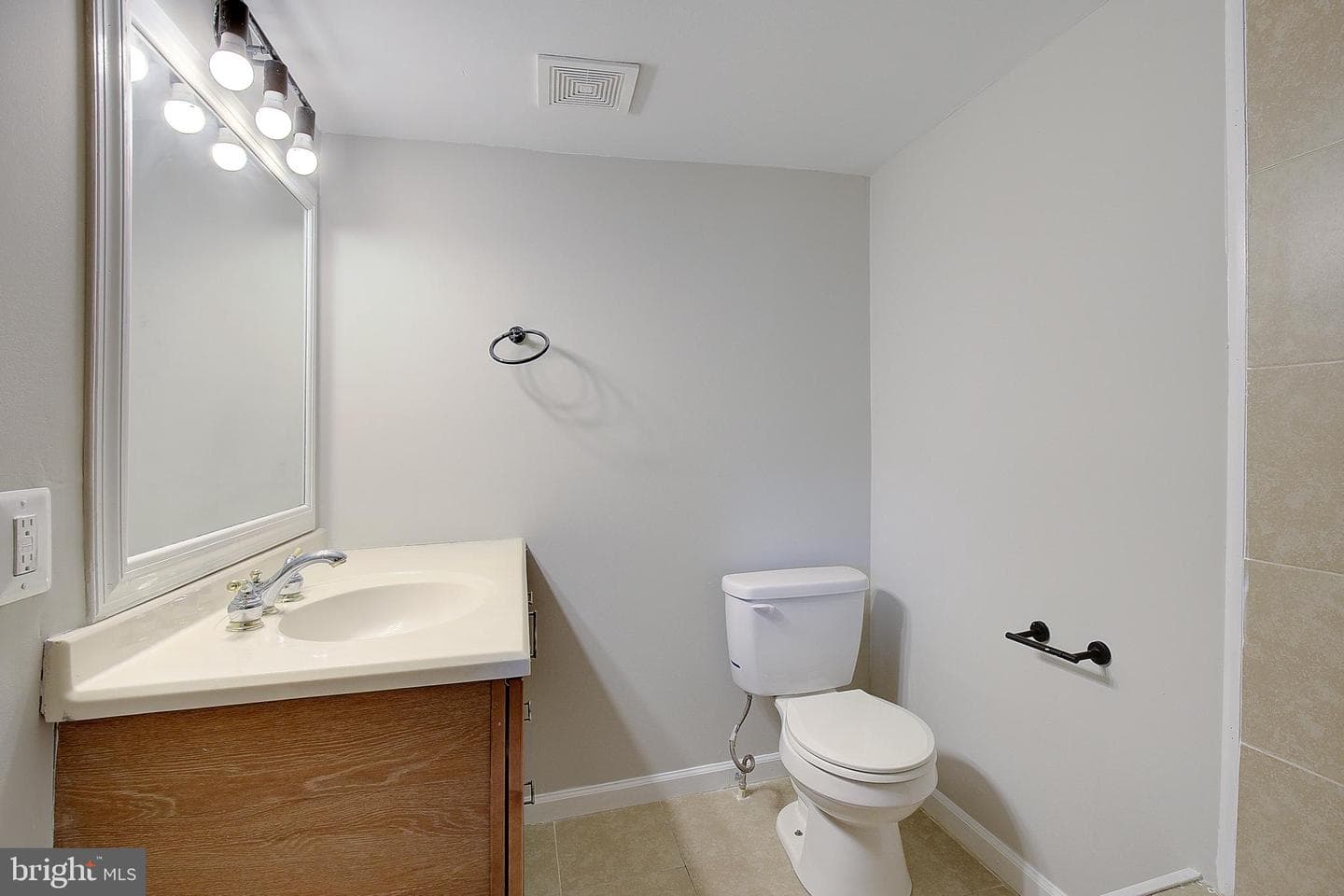 516 Queen Anne Avenue photo 40