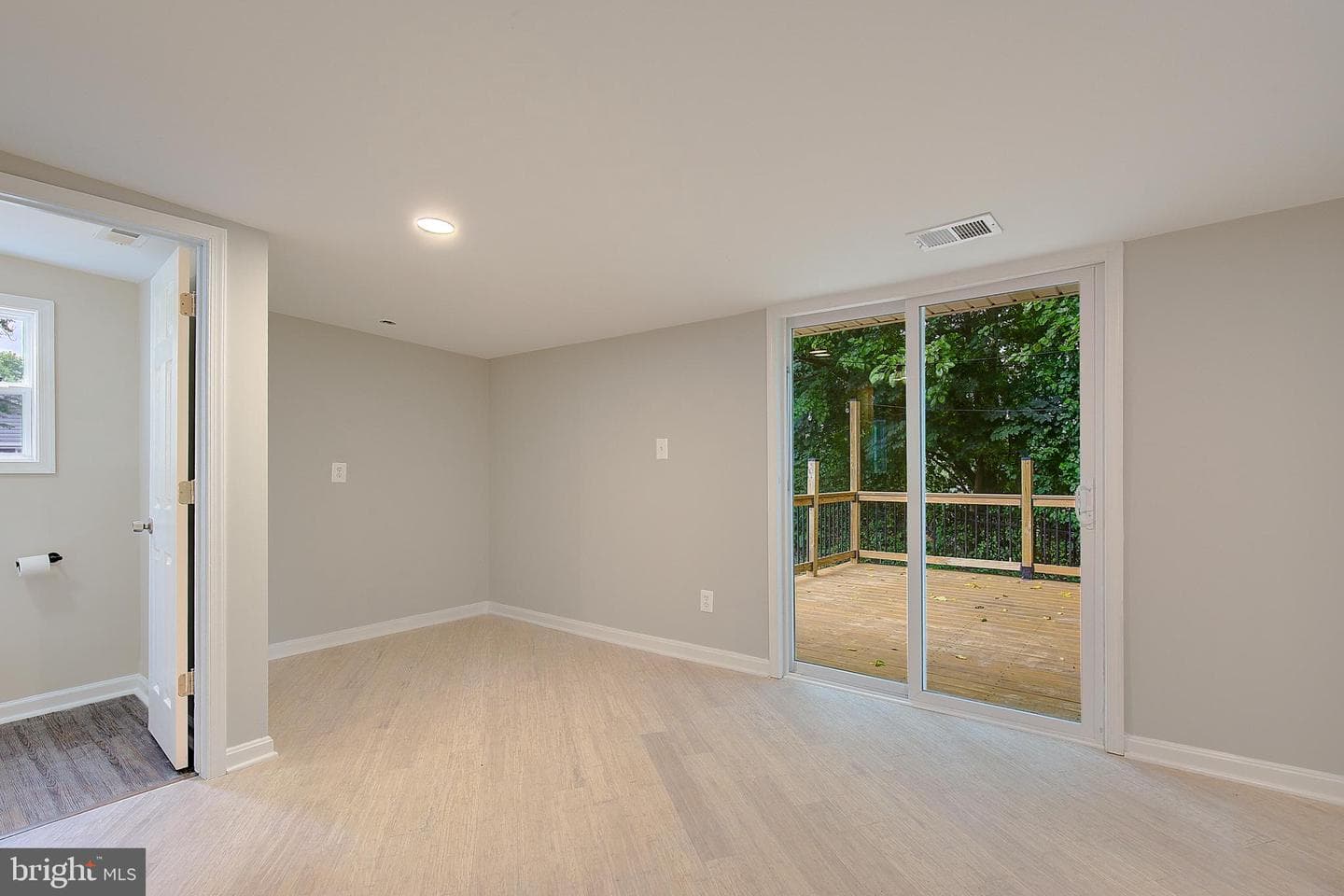 516 Queen Anne Avenue photo 42
