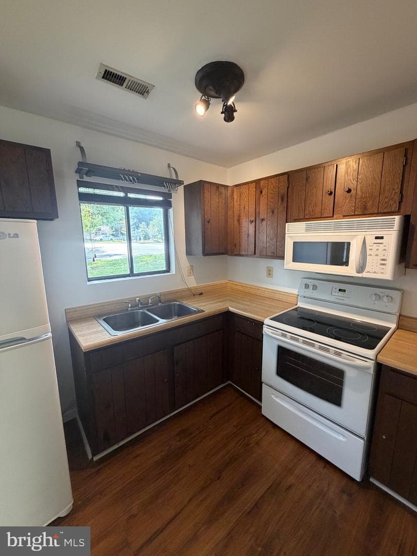 311 Londontown Road photo 5