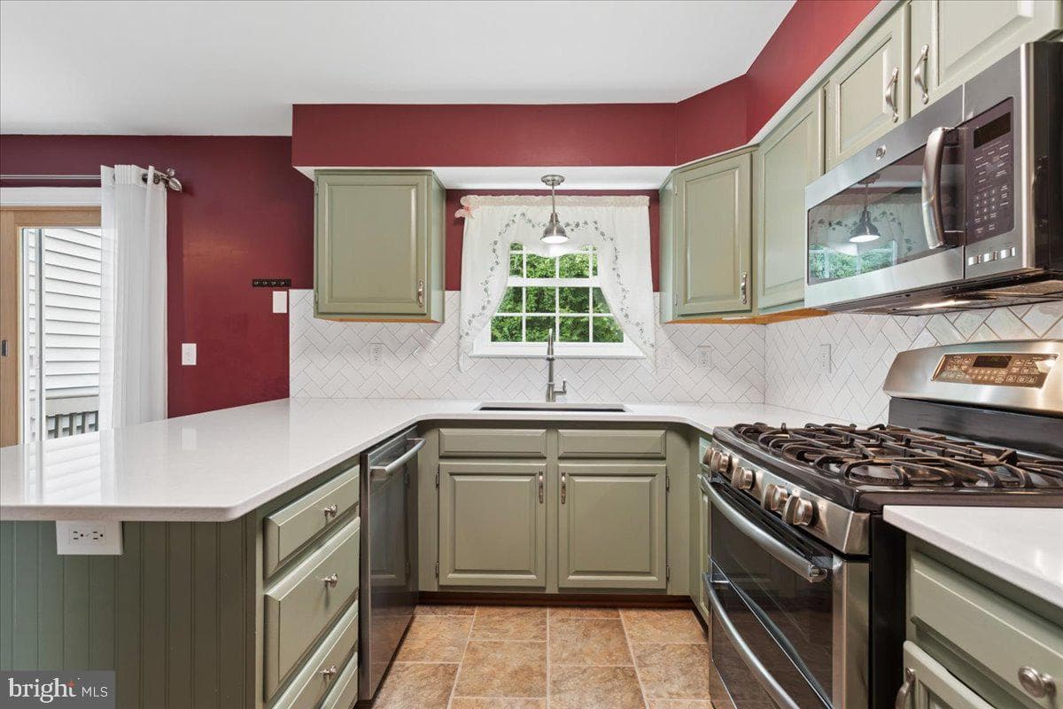 1214 Farley Court N photo 3