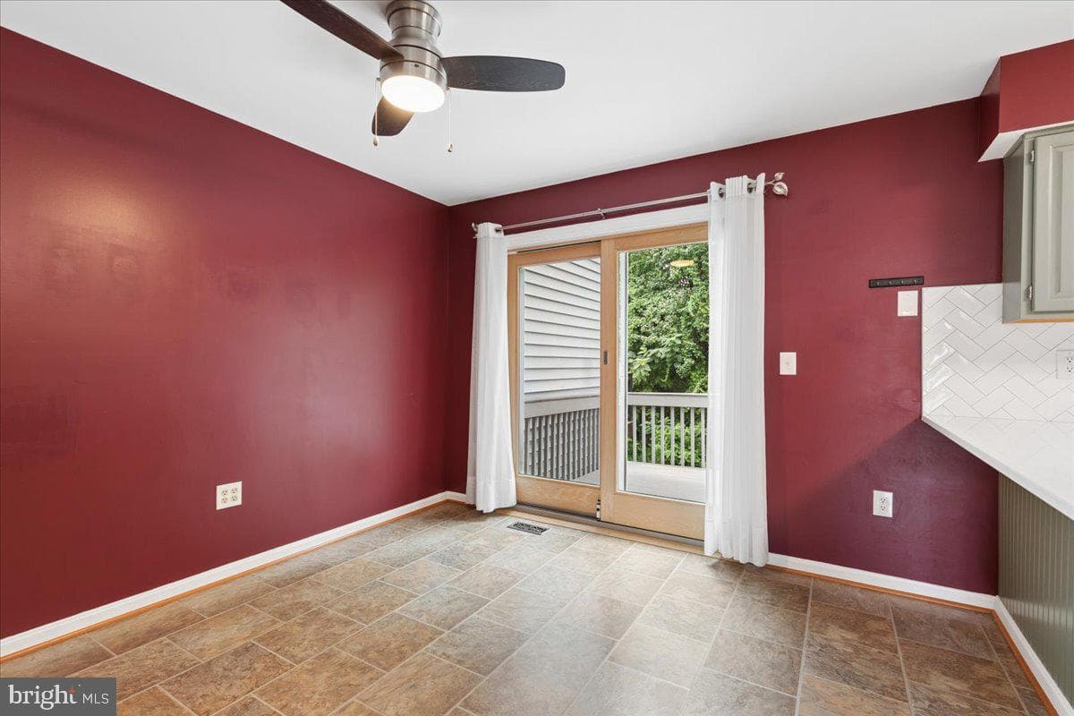 1214 Farley Court N photo 4