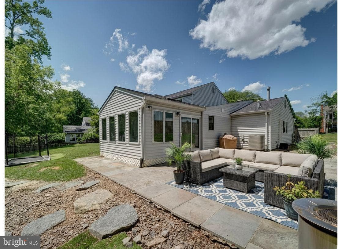 1782 Shaftsbury Avenue photo 30