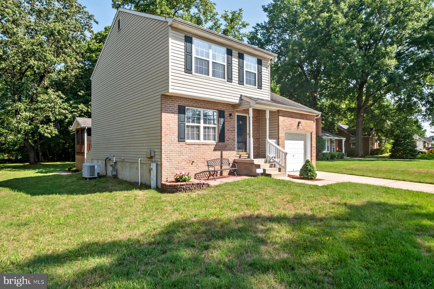 99 Phelps Avenue photo 29