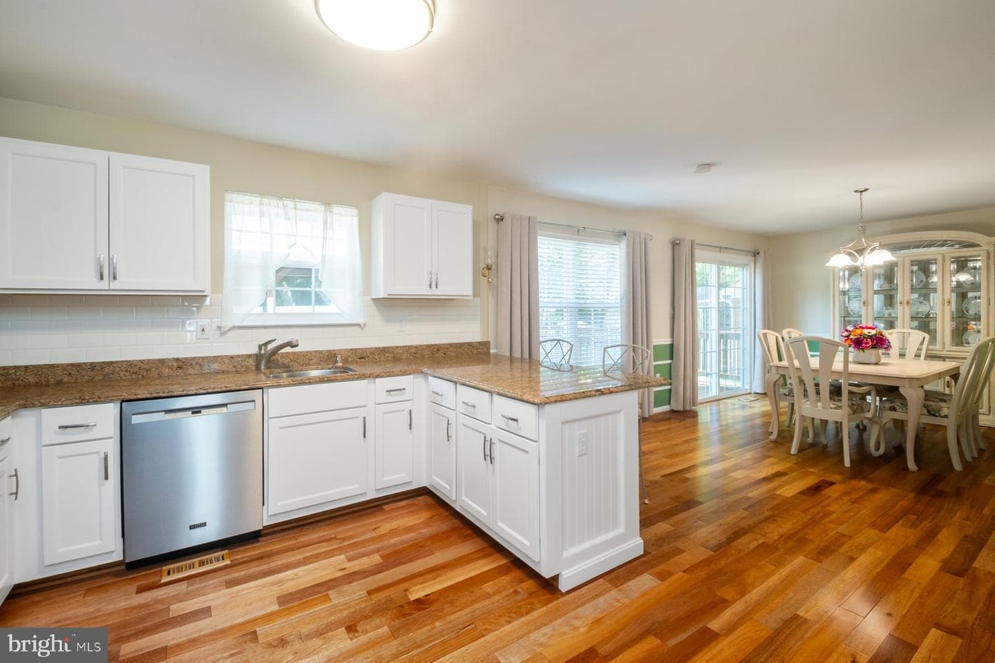 99 Phelps Avenue photo 5