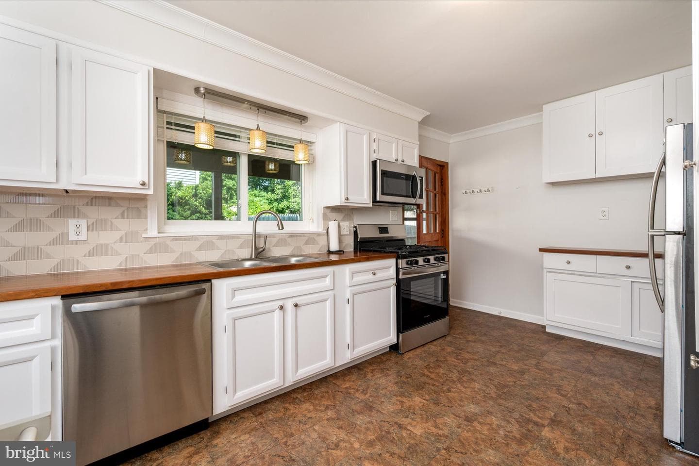 2033 Shore Drive photo 3