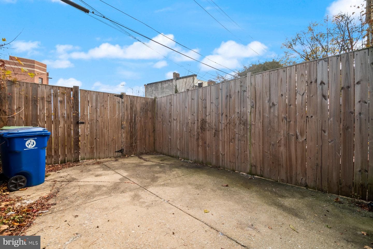 537 Longwood Street photo 25