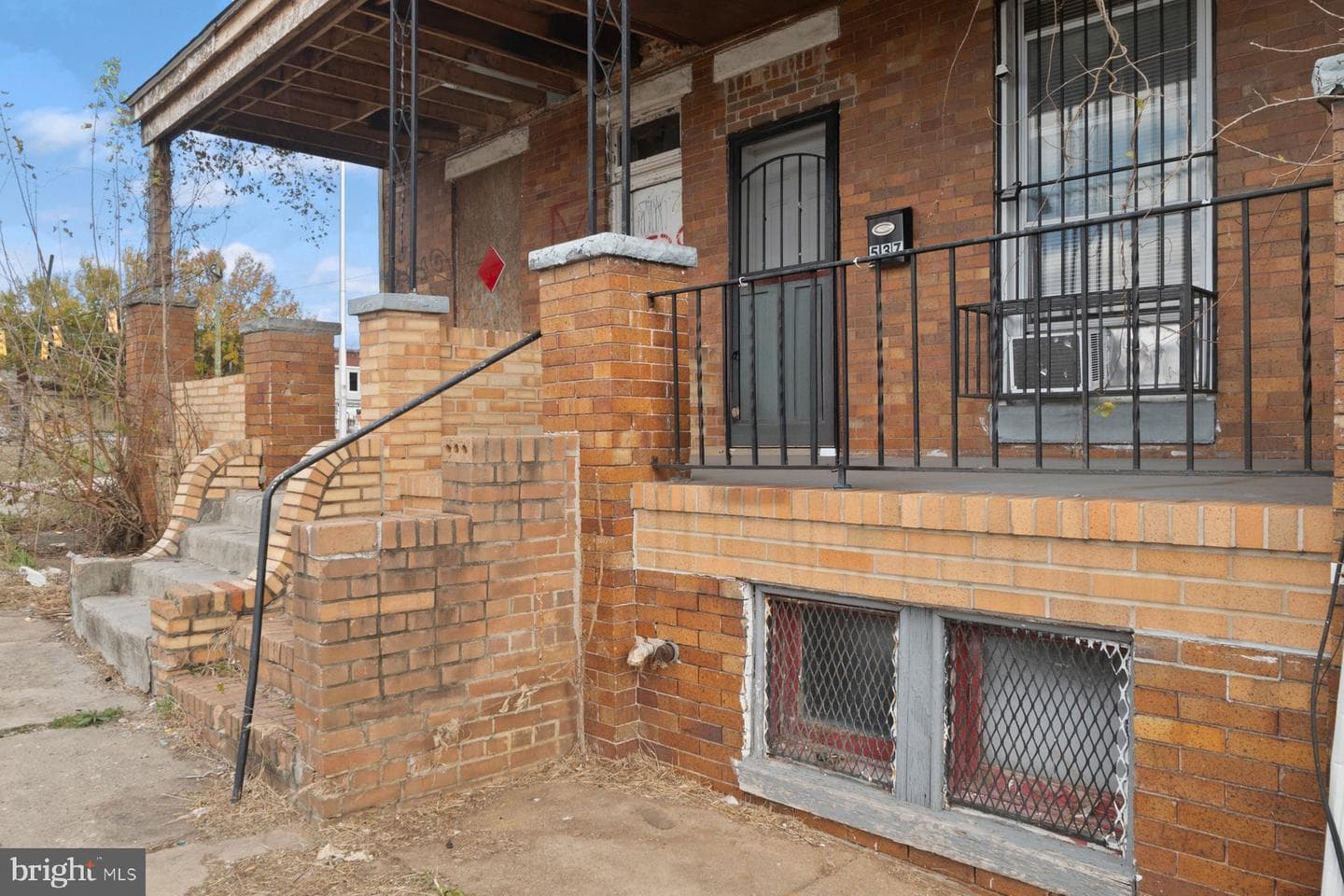 537 Longwood Street photo 3