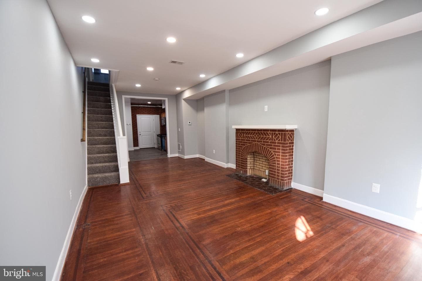 2542 W Pratt Street photo 7