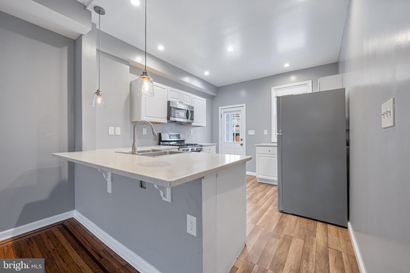 628 Savage Street S photo 10