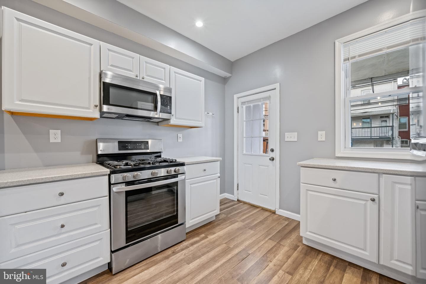 628 Savage Street S photo 12