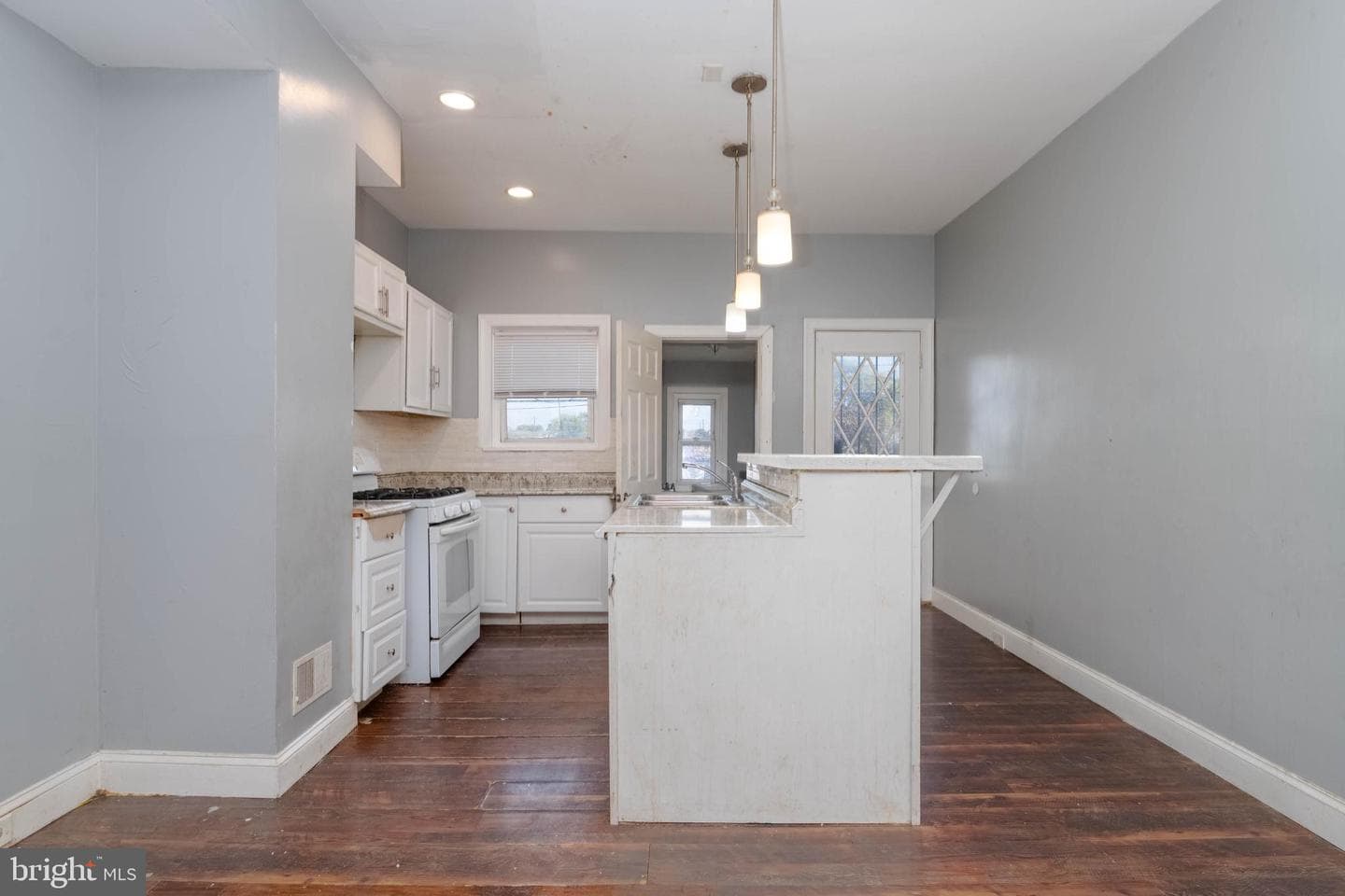2216 W Fayette Street photo 9