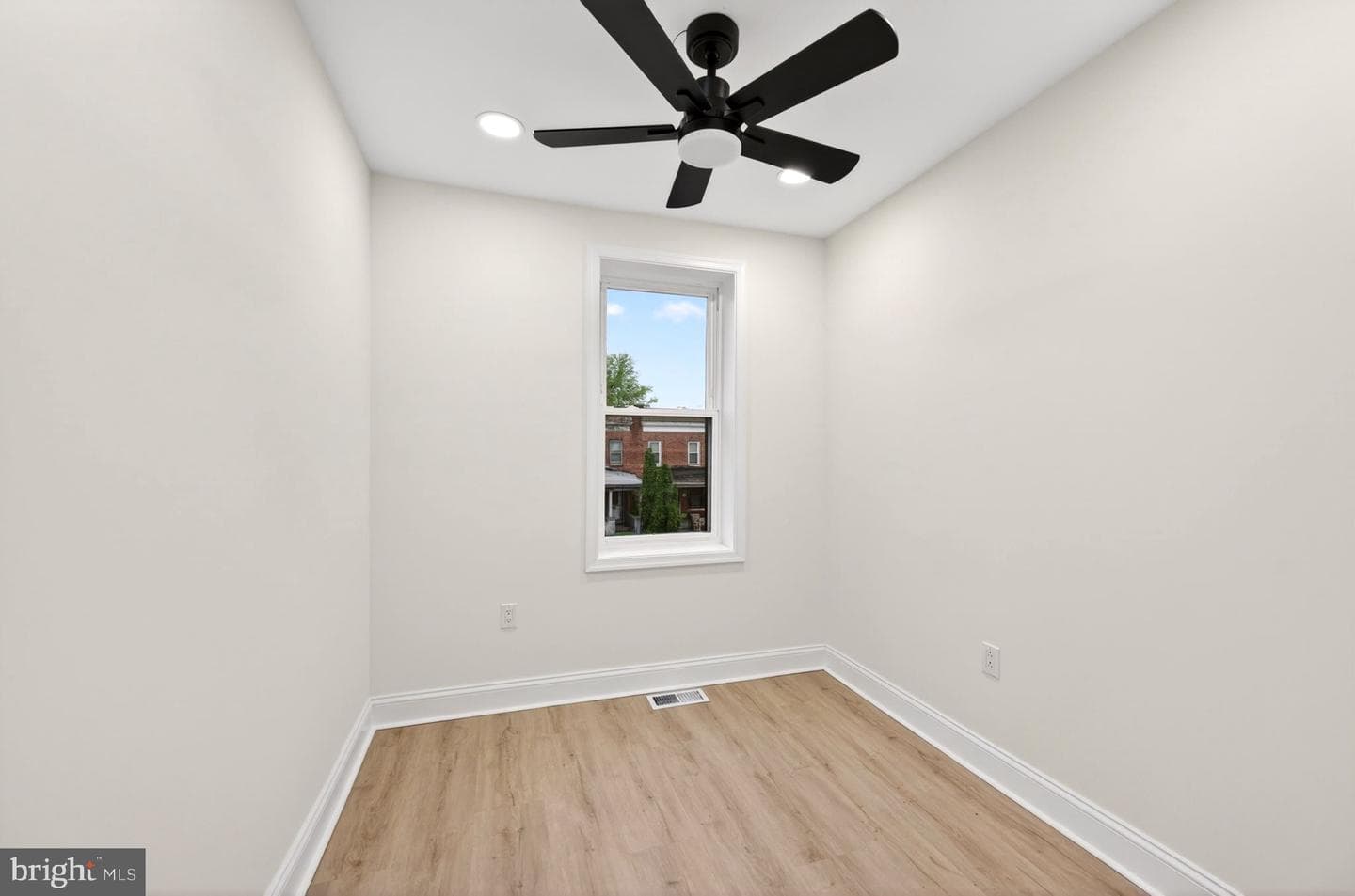 3705 W Garrison Avenue photo 16