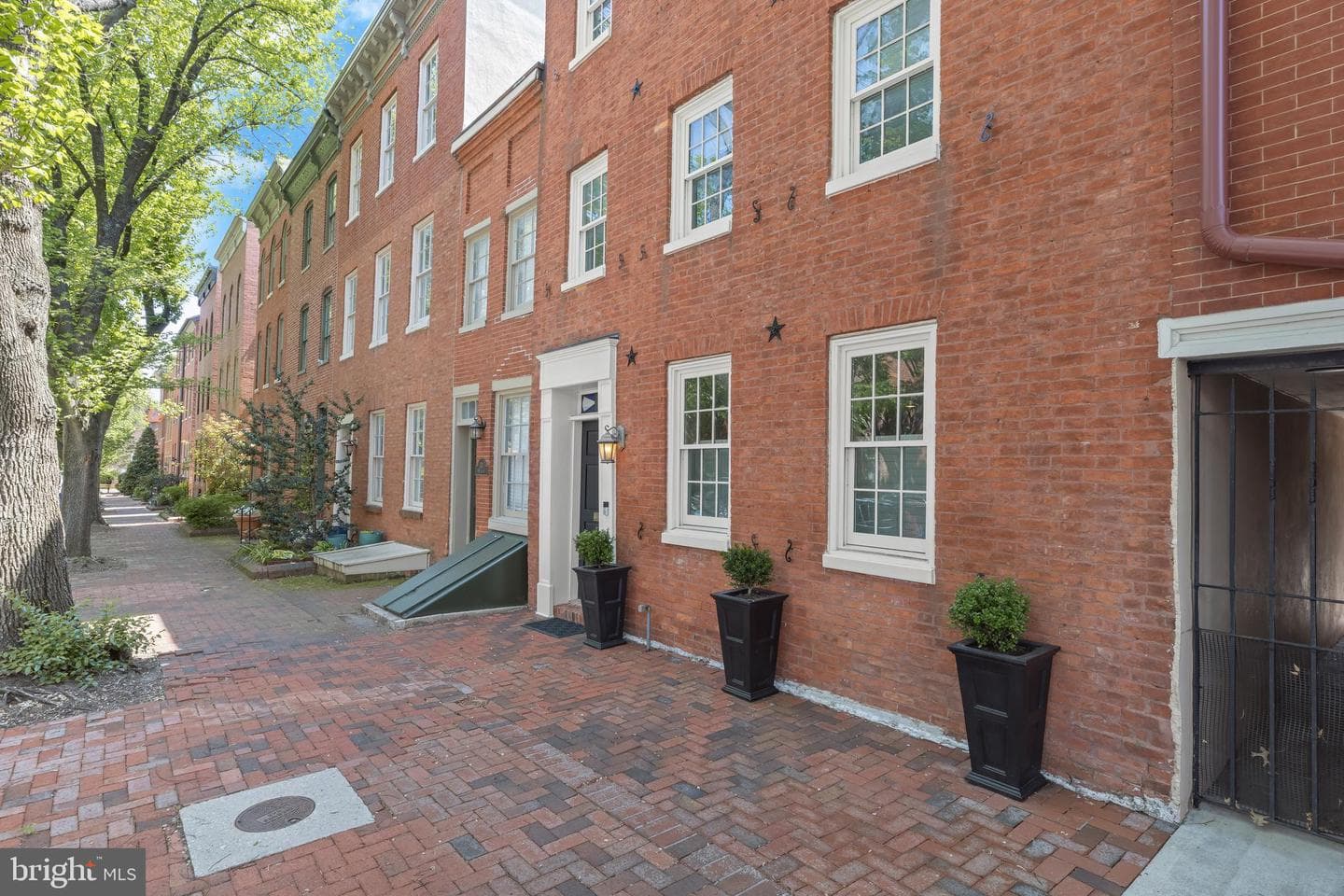 133 W Lee Street photo 2