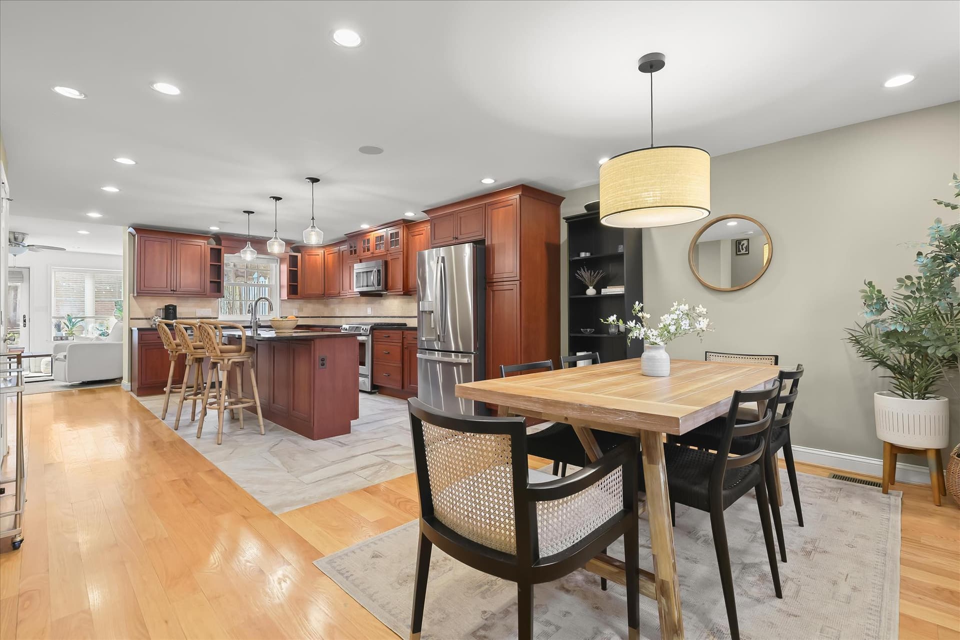 133 W Lee Street photo 5