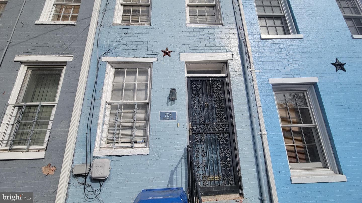 703 Tessier Street photo 2